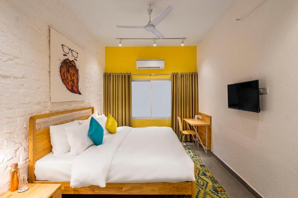 TV a/nebo společenská místnost v ubytování Bedzzz Varanasi by Leisure Hotels, 1 Km from Dashwasamedh Ghat