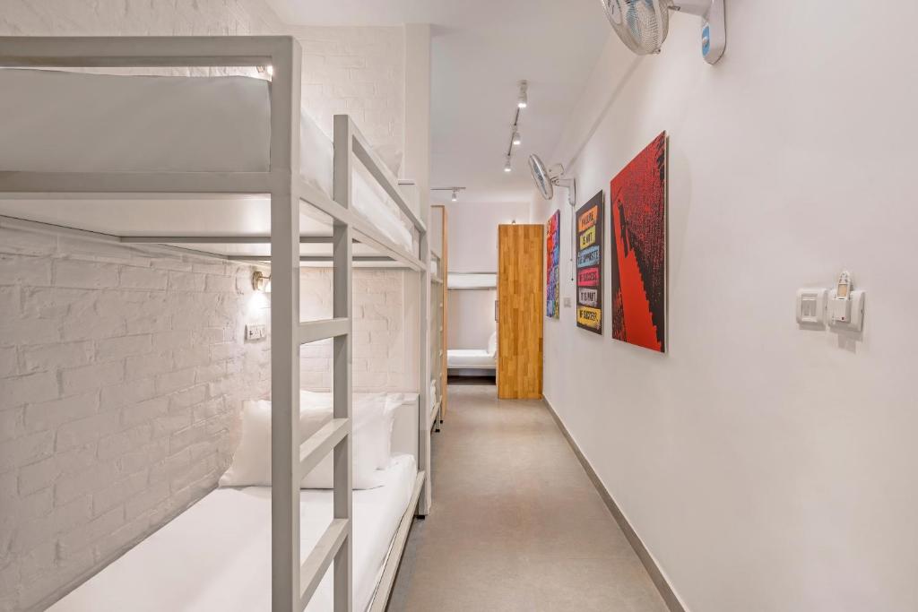 Postel nebo postele na pokoji v ubytování Bedzzz Varanasi by Leisure Hotels, 1 Km from Dashwasamedh Ghat