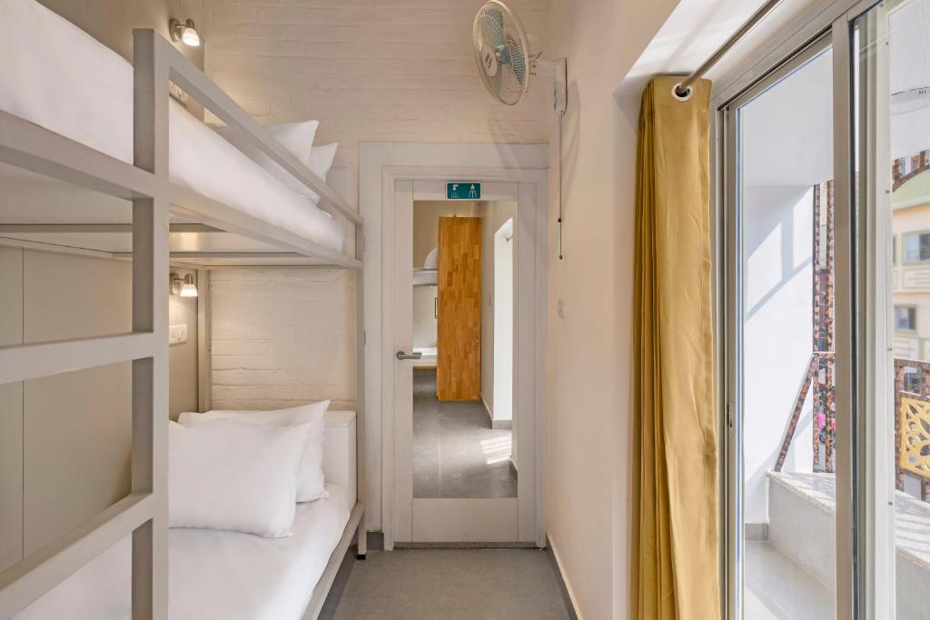 Postel nebo postele na pokoji v ubytování Bedzzz Varanasi by Leisure Hotels, 1 Km from Dashwasamedh Ghat