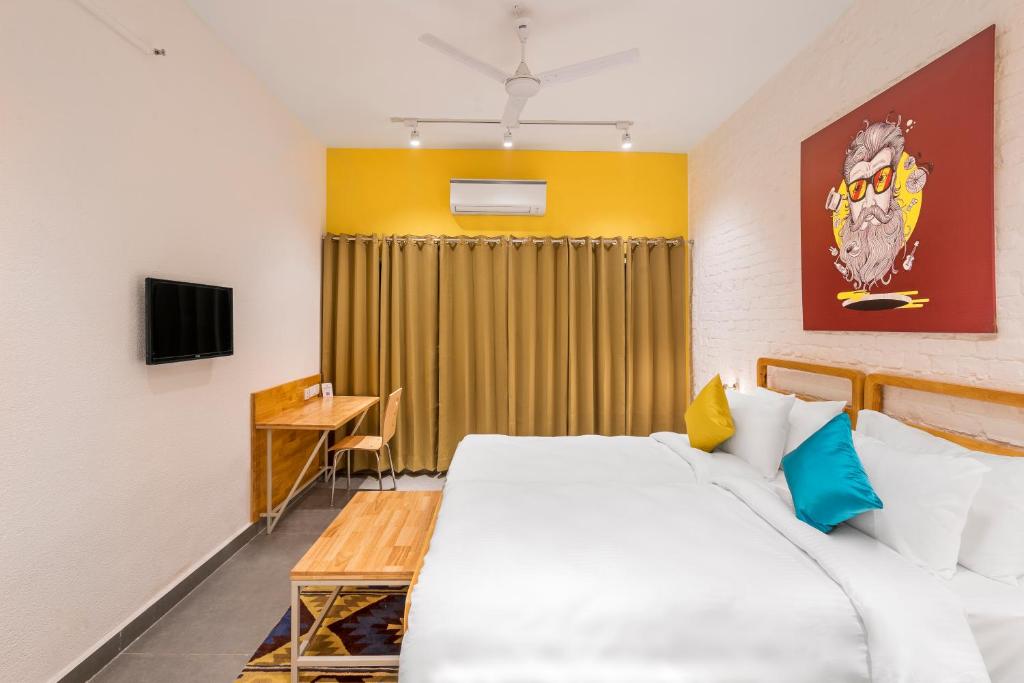 Postel nebo postele na pokoji v ubytování Bedzzz Varanasi by Leisure Hotels, 1 Km from Dashwasamedh Ghat
