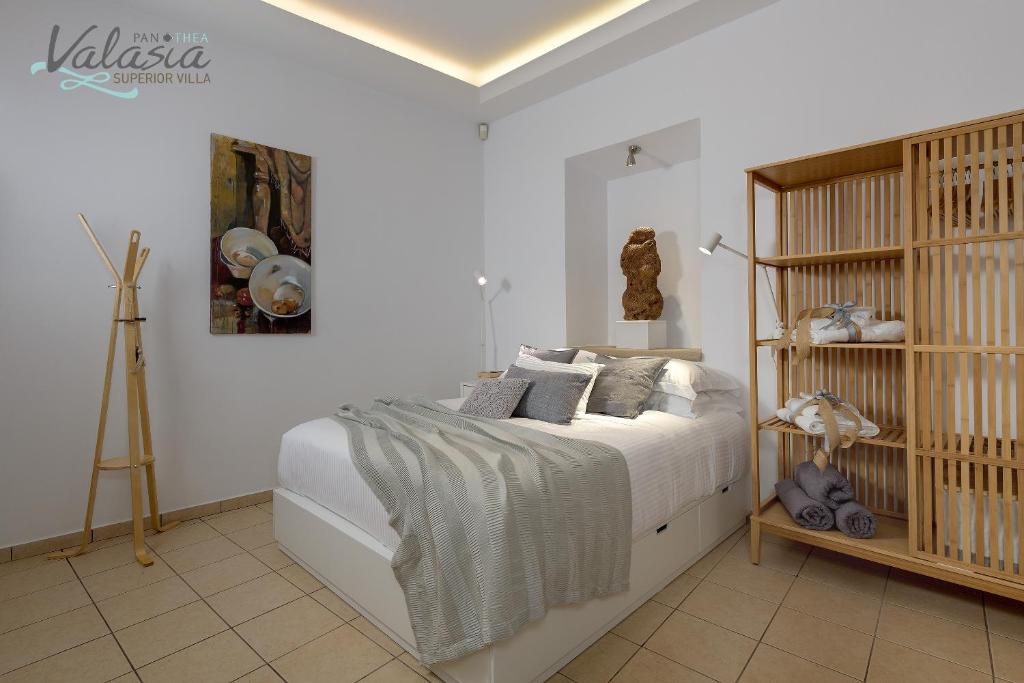 Łóżko lub łóżka w pokoju w obiekcie Panthea Valasia Boutique Villa