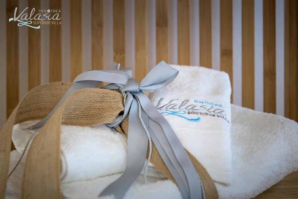 Łóżko lub łóżka w pokoju w obiekcie Panthea Valasia Boutique Villa
