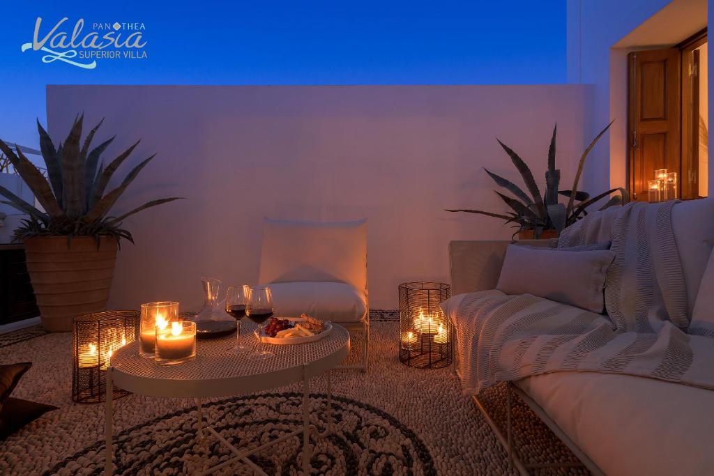Część wypoczynkowa w obiekcie Panthea Valasia Boutique Villa