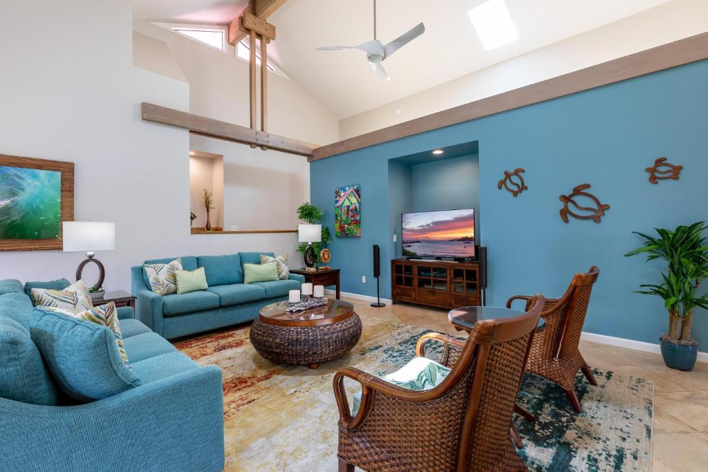 a living room with a blue wall at Lanai Villas 38 in Koloa