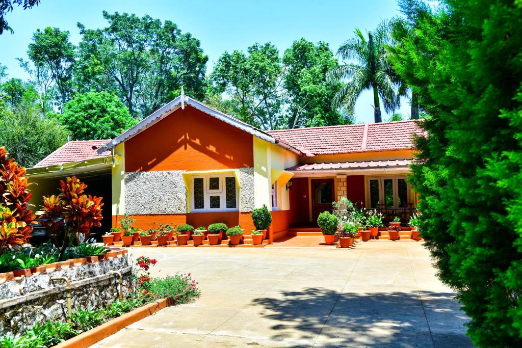 una casa con un'arancia di Niraamaya Blue Mountain -Chikmagalur a Tarikere