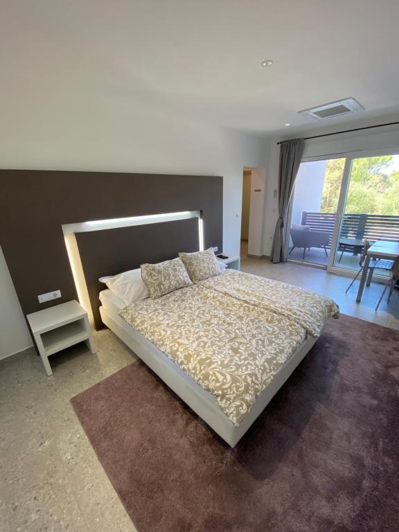 Posteľ alebo postele v izbe v ubytovaní Apartmani Kumenat