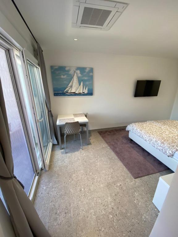 Posteľ alebo postele v izbe v ubytovaní Apartmani Kumenat