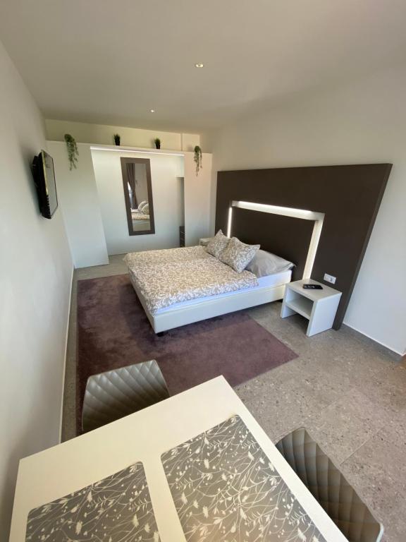 Posteľ alebo postele v izbe v ubytovaní Apartmani Kumenat