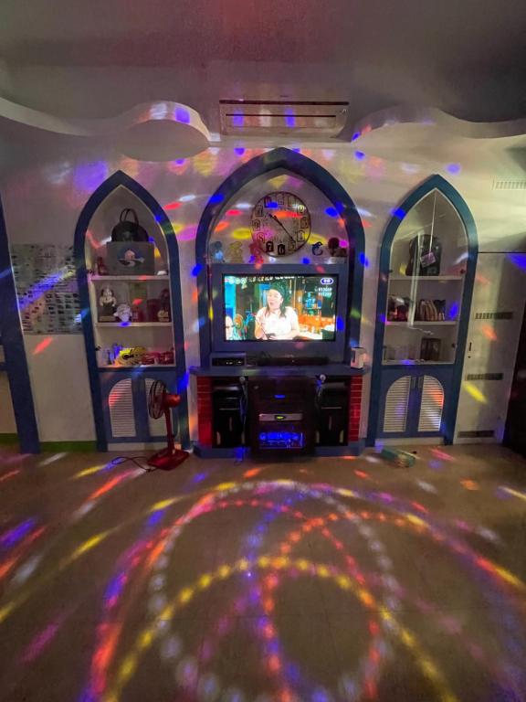 a room with a tv in a play room at Edinburgh 16 Inn in Hengchun