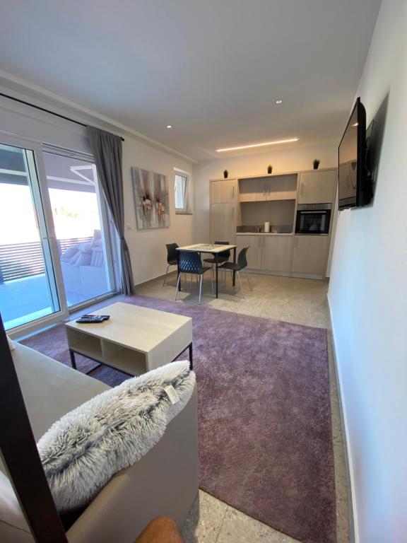 Kuchyňa alebo kuchynka v ubytovaní Apartmani Kumenat