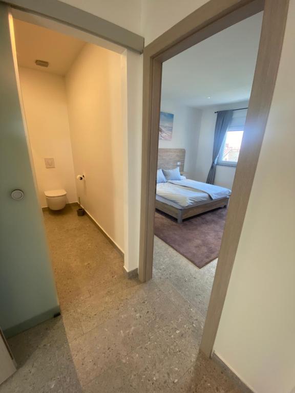 Posteľ alebo postele v izbe v ubytovaní Apartmani Kumenat