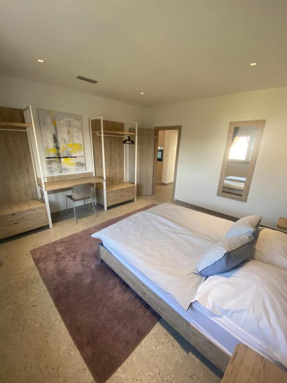 Posteľ alebo postele v izbe v ubytovaní Apartmani Kumenat