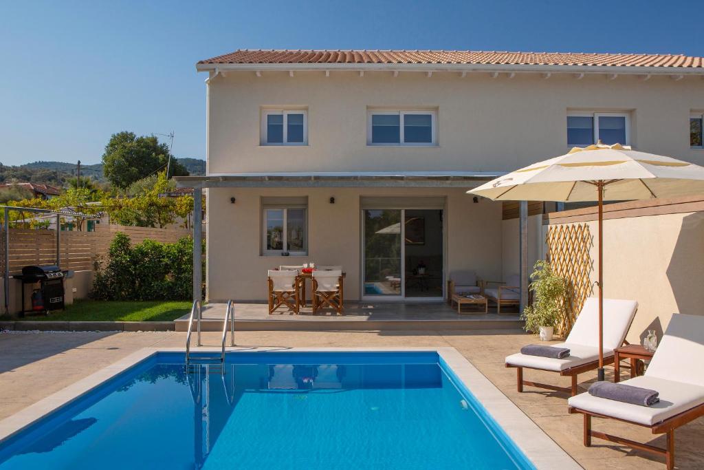 Bazén v ubytování Grappolo Lefkada Villas - Villa Vertzami just 2 km from Lefkada town nebo v jeho okolí