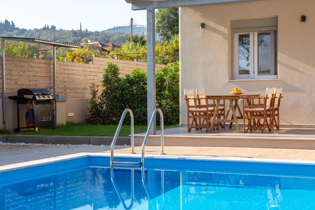 Bazén v ubytování Grappolo Lefkada Villas - Villa Vertzami just 2 km from Lefkada town nebo v jeho okolí
