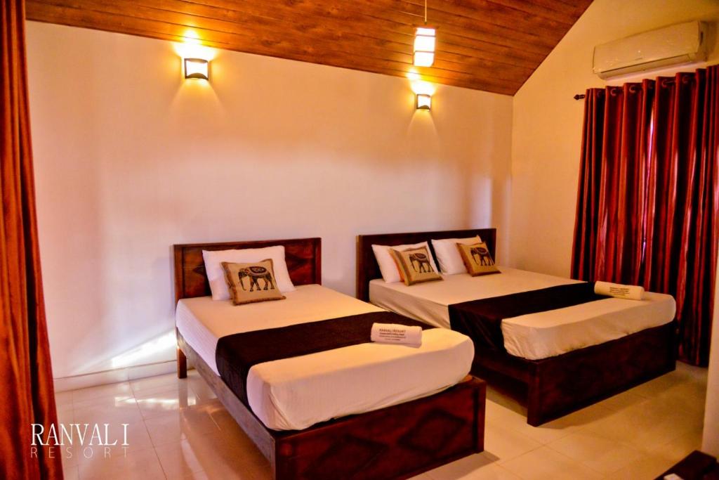 Postel nebo postele na pokoji v ubytování Ranweli Resort Anuradhapura
