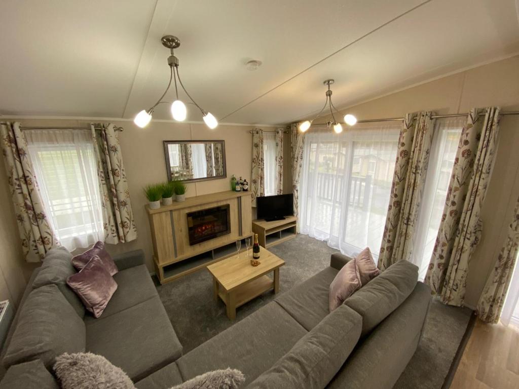 TV a/nebo společenská místnost v ubytování C04 - Beechwood Lodge with Hot Tub