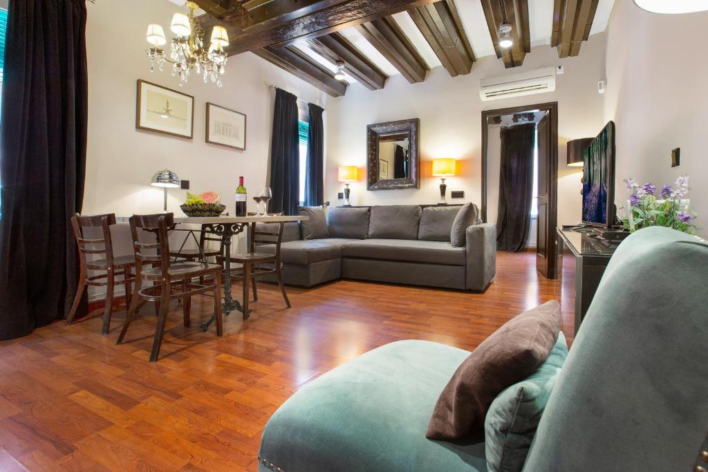 sala de estar con sofá y mesa en Stay U-nique Apartments Carretes, en Barcelona