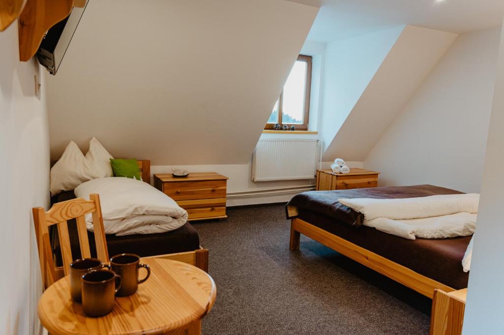 Postel nebo postele na pokoji v ubytování Horský Hotel Popradské Pleso