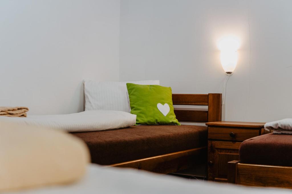 Postel nebo postele na pokoji v ubytování Horský Hotel Popradské Pleso