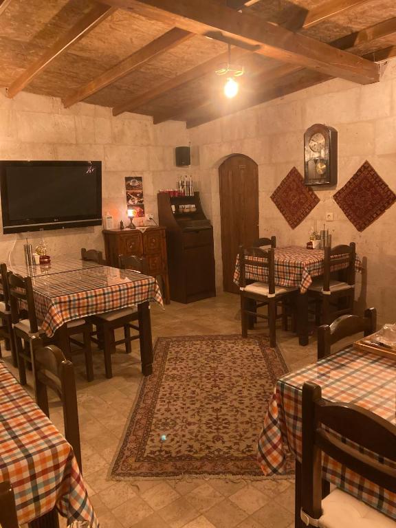 TV a/nebo společenská místnost v ubytování Monte Cappa Cave House
