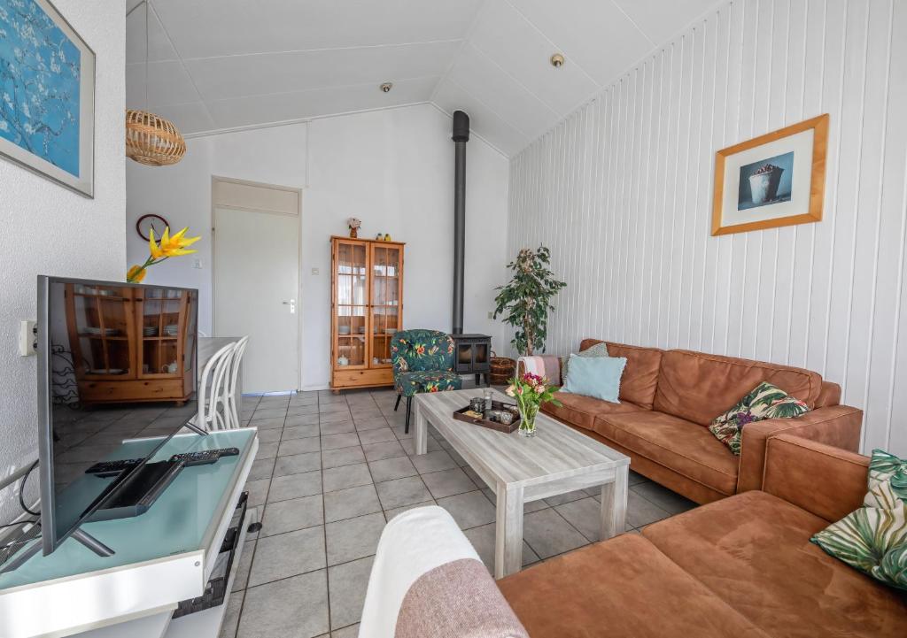 een woonkamer met een bank en een tafel bij Appartementencomplex Motel Texel in De Koog