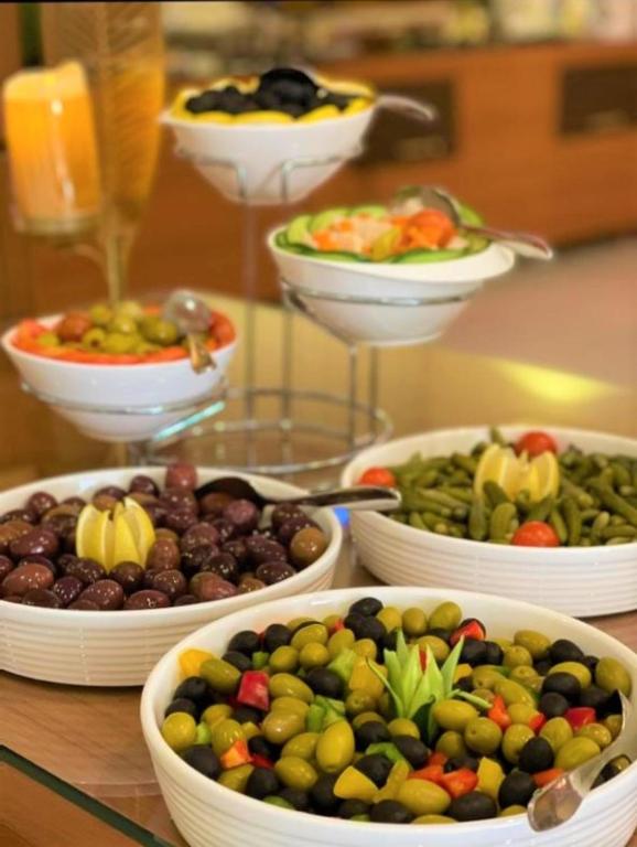 الطعام في الفندق أو بالجوار