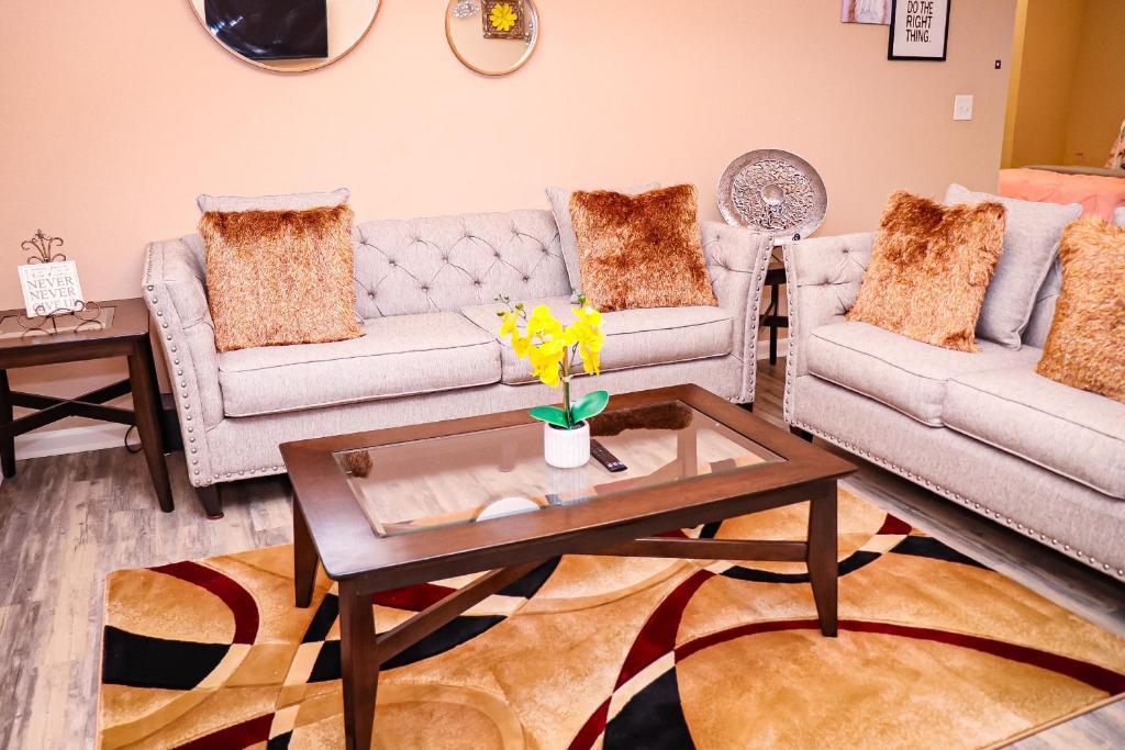 uma sala de estar com dois sofás e uma mesa de centro em The Quiet place em Loganville