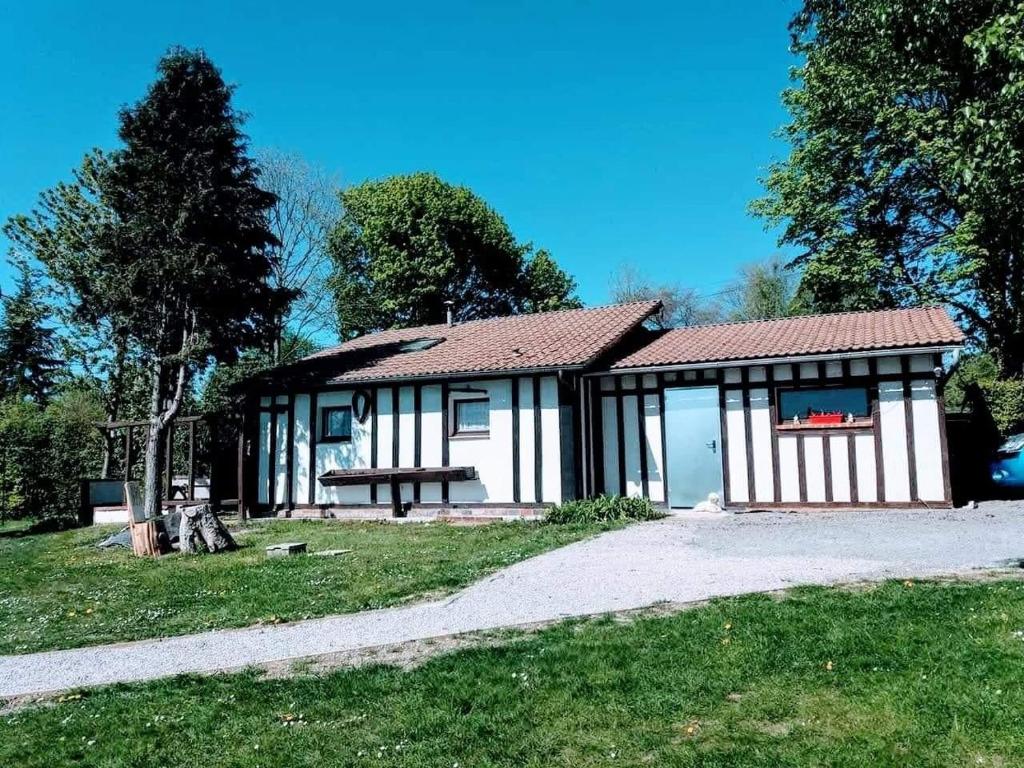 een klein gebouw met een bank in een park bij location petit gite individuel in Orgères