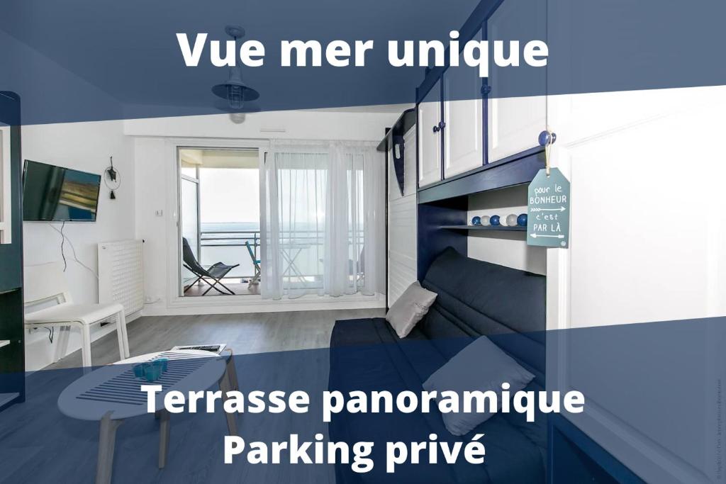 een kamer met een bed en een tafel in een kamer bij Vue mer imprenable - Grande plage à pied - Parking in Quiberon