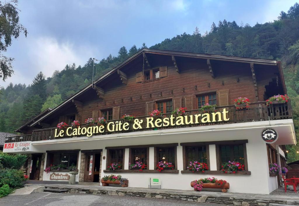 ein Gebäude mit einem Schild, das la cabbage cafe and restaurant liest in der Unterkunft Le Catogne in Orsières