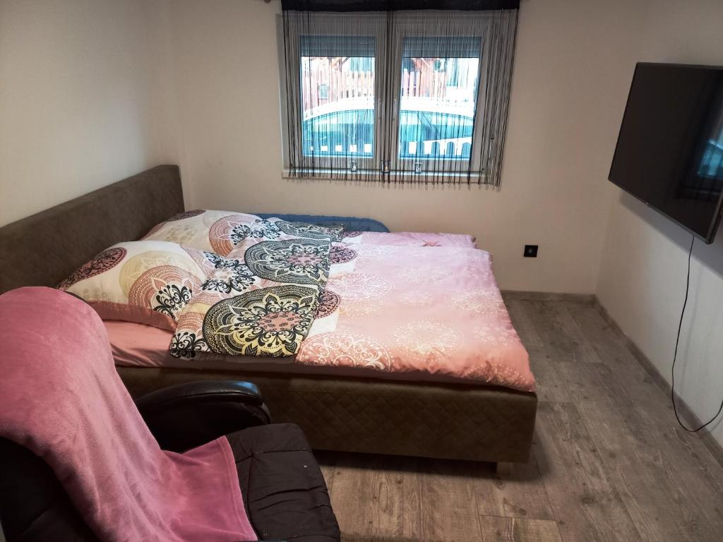 Łóżko lub łóżka w pokoju w obiekcie Gemini Vendégház