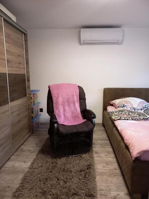 Łóżko lub łóżka w pokoju w obiekcie Gemini Vendégház
