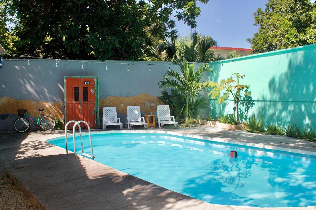 una piscina con 2 sillas junto a una valla en Garra Charrua en Mérida