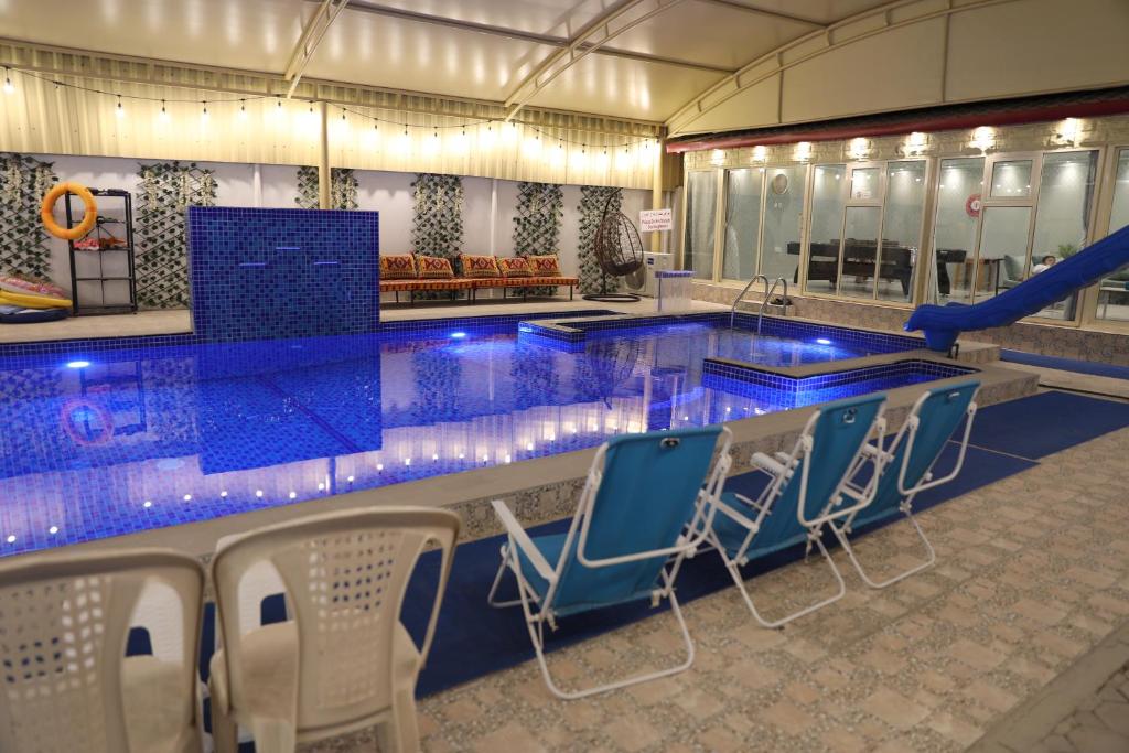 Bazén v ubytování Aljood Resort nebo v jeho okolí