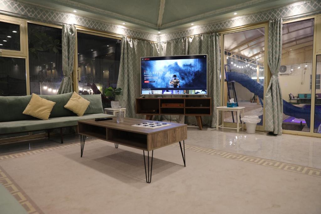 TV a/nebo společenská místnost v ubytování Aljood Resort