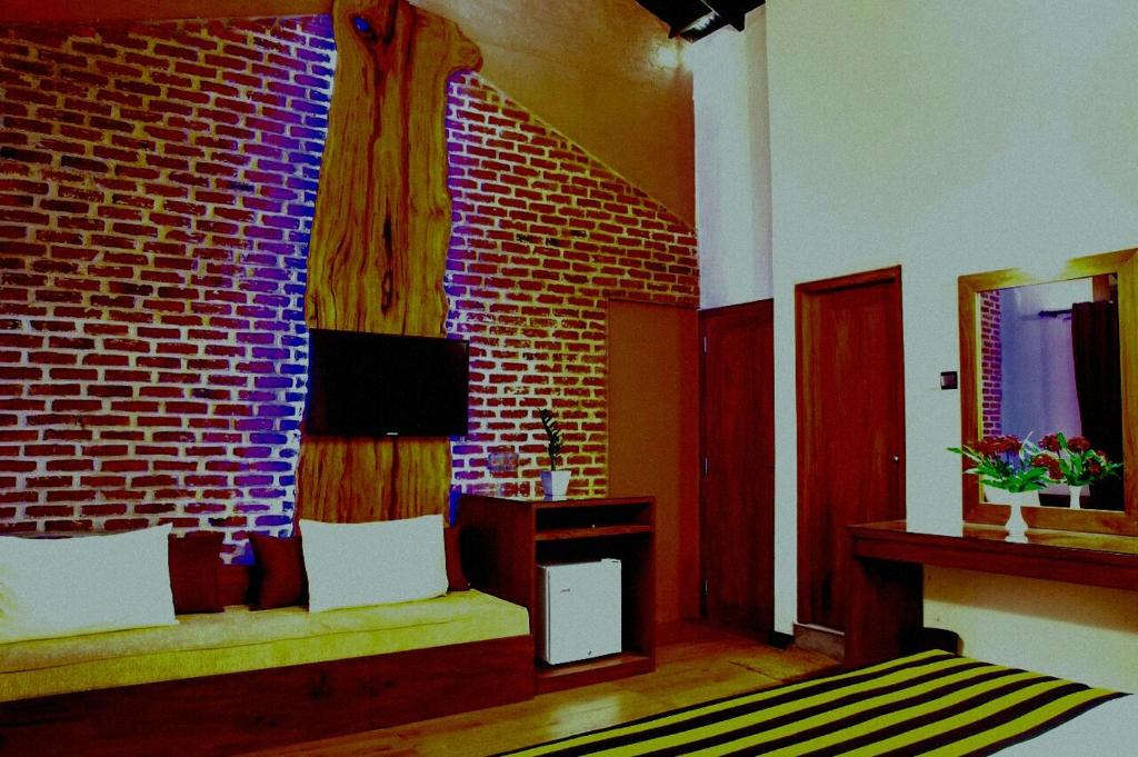 TV a/nebo společenská místnost v ubytování Roshara Nalla