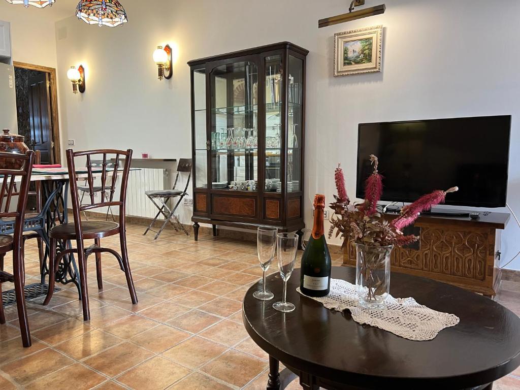 sala de estar con mesa con copas de vino y TV en Apartamento DEL SOL, Aire Acondicionado Free, en L'Escala
