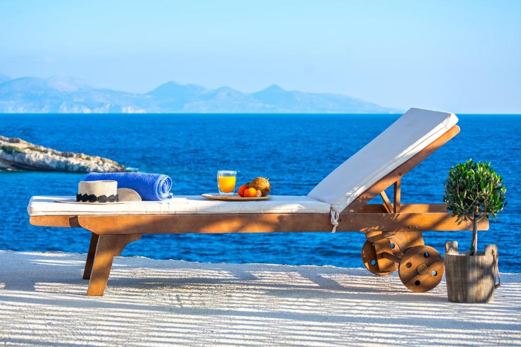 una mesa de picnic con una comida en la playa en Villa Thalassa - Deja Vu Villas, en Agios Nikolaos
