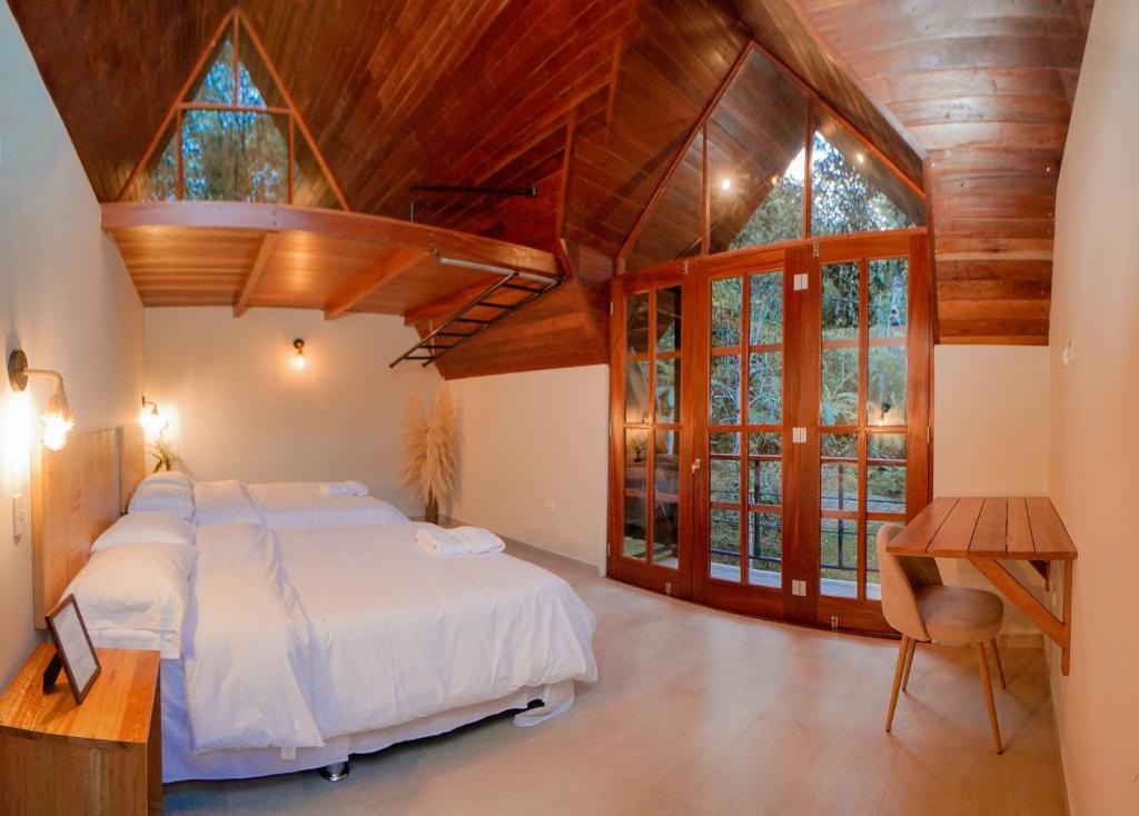 1 dormitorio con 1 cama en una habitación con techos de madera en KANTU GARDEN LODGE, en Moyobamba