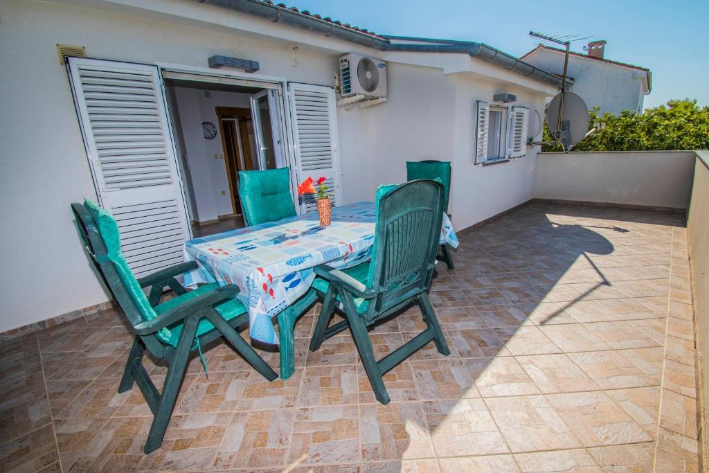 Patio nebo venkovní prostory v ubytování Apartment Gianni only 70m from the sea, island Pag