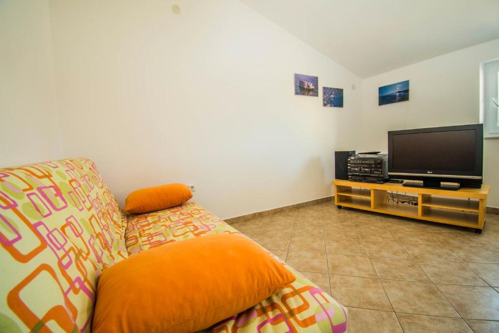 TV a/nebo společenská místnost v ubytování Apartment Gianni only 70m from the sea, island Pag