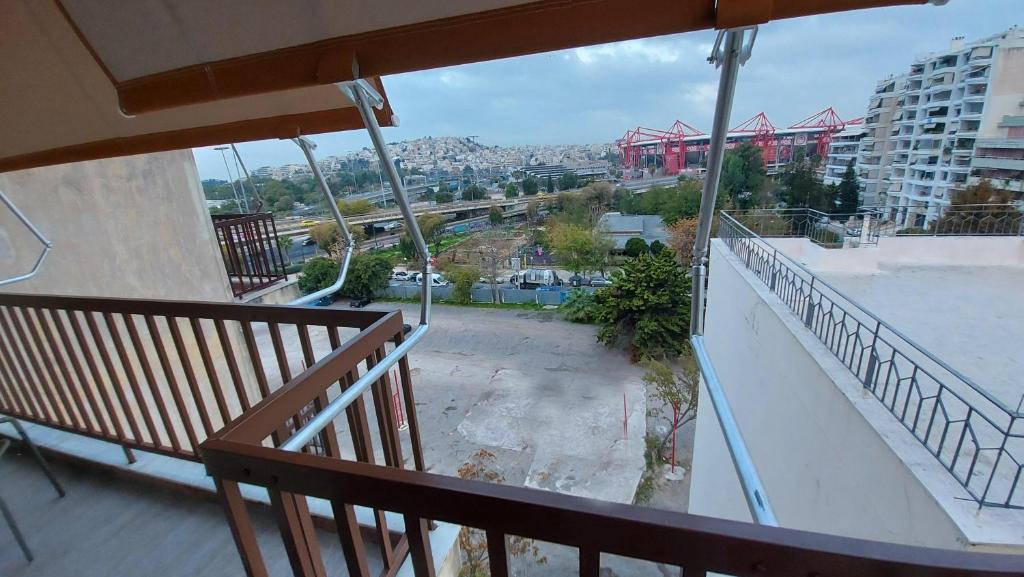 balkon z widokiem na miasto w obiekcie METROPOLITAN MACVIEW-4 ΔΙΑΜΕΡΙΣΜΑ w Pireusie