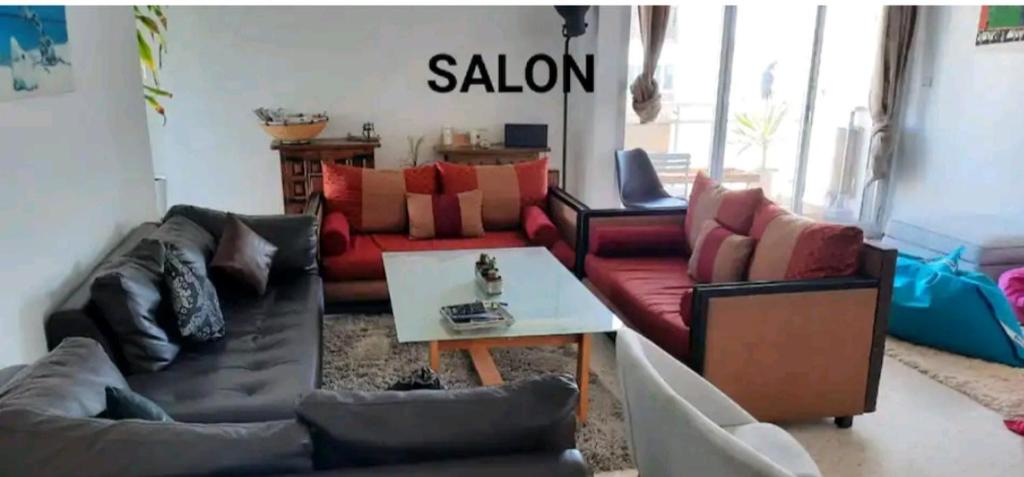 - un salon avec des canapés et une table dans l'établissement Appartement RIM, à Casablanca