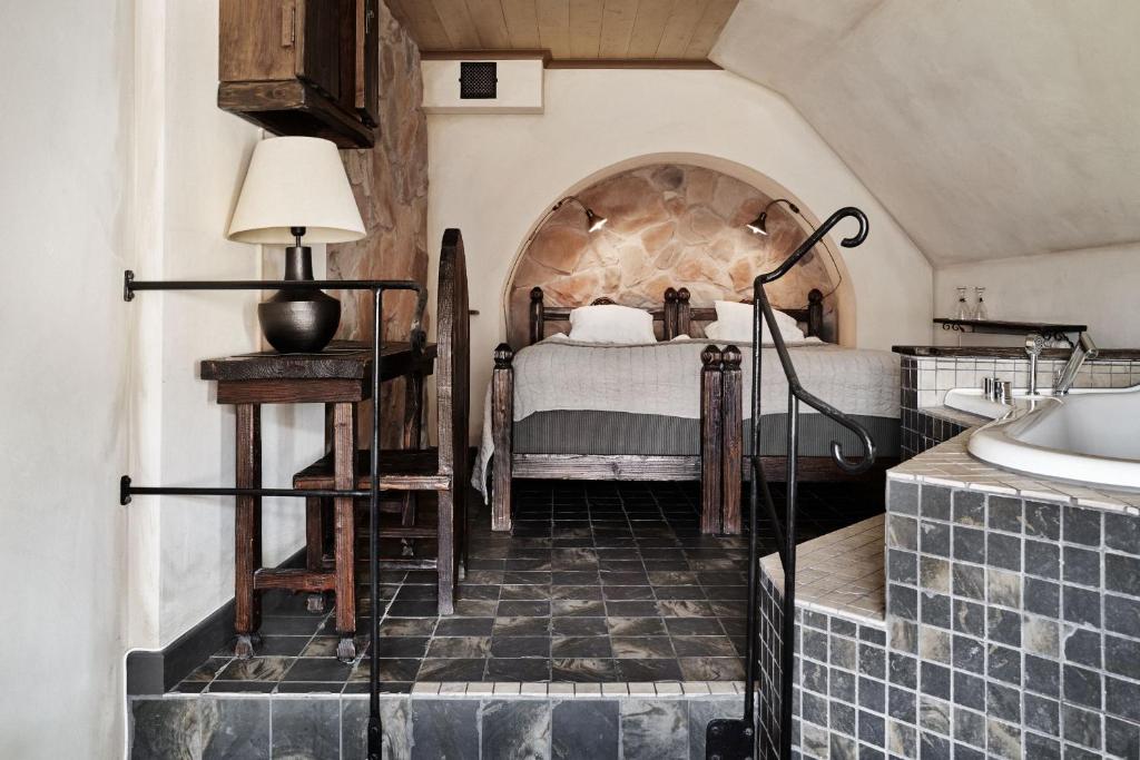 Postel nebo postele na pokoji v ubytování Hotel Helgeand Wisby