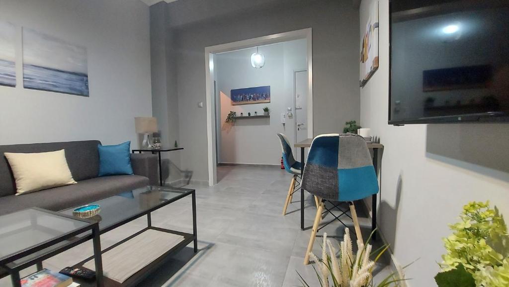 salon z kanapą i stołem w obiekcie METROPOLITAN MACVIEW-4 ΔΙΑΜΕΡΙΣΜΑ w Pireusie