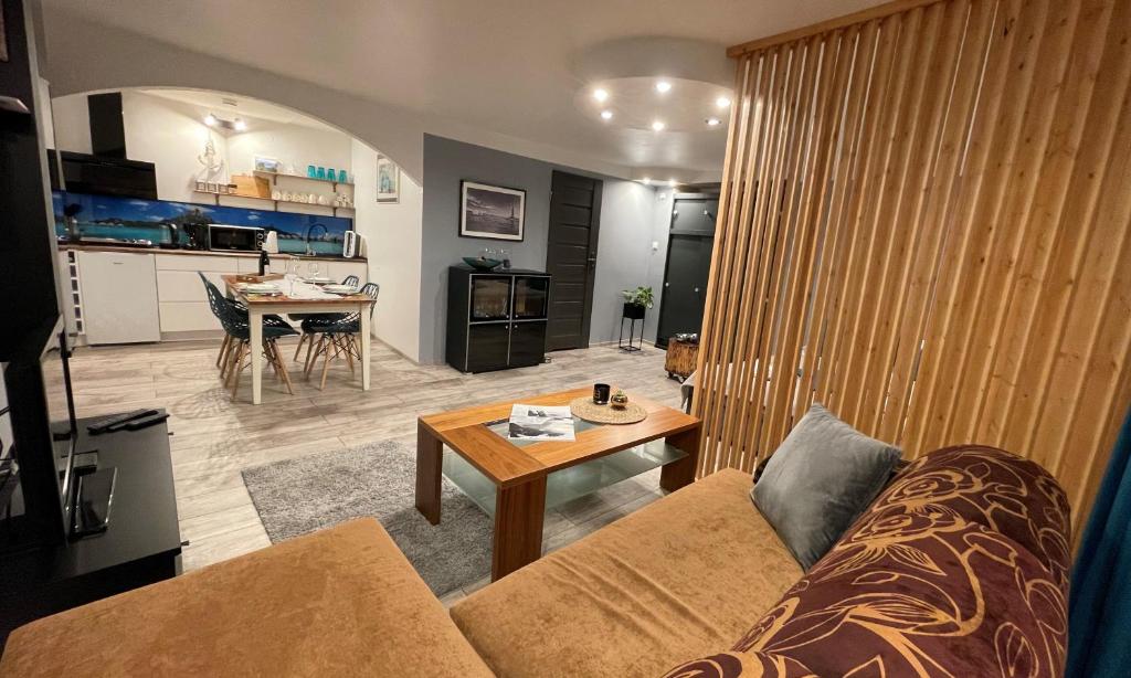 Kuchyňa alebo kuchynka v ubytovaní Apartamenty Pod Uwalonym Dębem