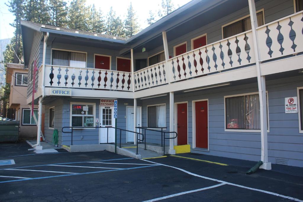 un parking vide devant un bâtiment dans l'établissement Thunderchief Inn, à South Lake Tahoe