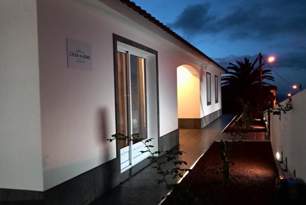 un bâtiment avec une fenêtre éclairée la nuit dans l'établissement CASA DO ADRO -GRANEL, à Nordeste