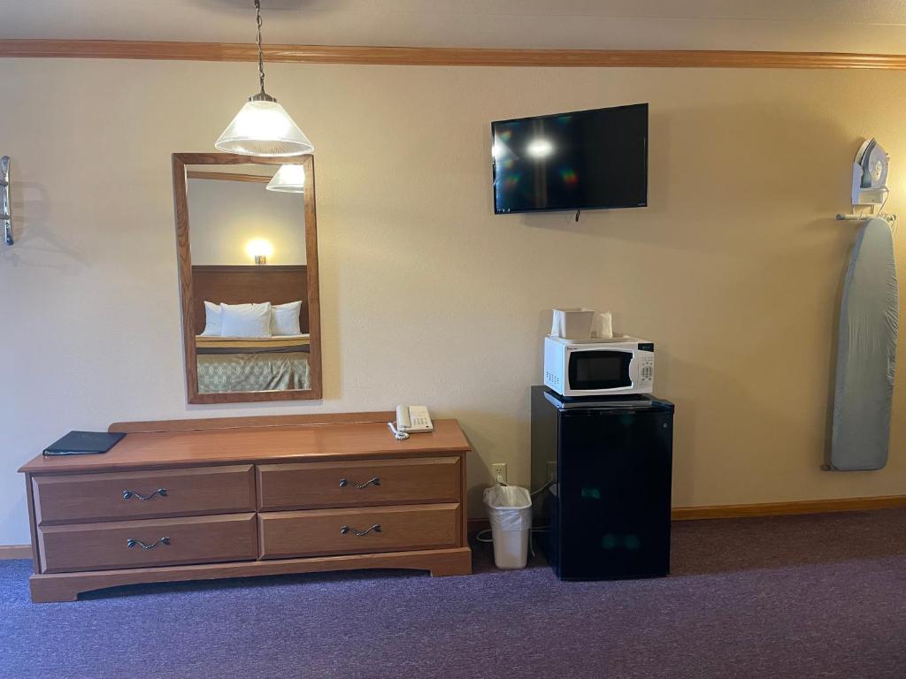 Amber's Inn and Suites - Standard King Room