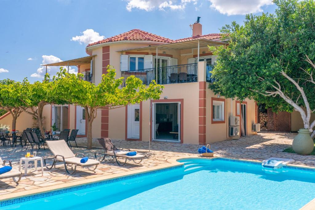 uma villa com uma piscina e uma casa em Kefalonia View Villas em Karavomylos